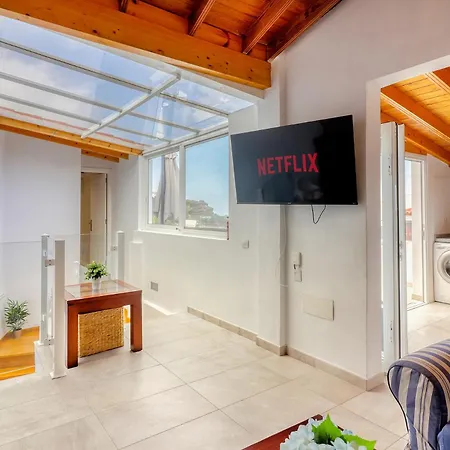 Big Terraced House, 100m To The Beach, With Bbq And Sea View بيت للعطل *