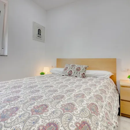 Big Terraced House, 100m To The Beach, With Bbq And Sea View